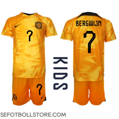 Nederländerna Steven Bergwijn #7 Replika babykläder Hemmaställ Barn VM 2022 Kortärmad (+ korta byxor)